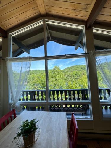St-Adolphe-d'Howard Ski Chalet | Chalet Alpin Suisse Au Bord Du Lac