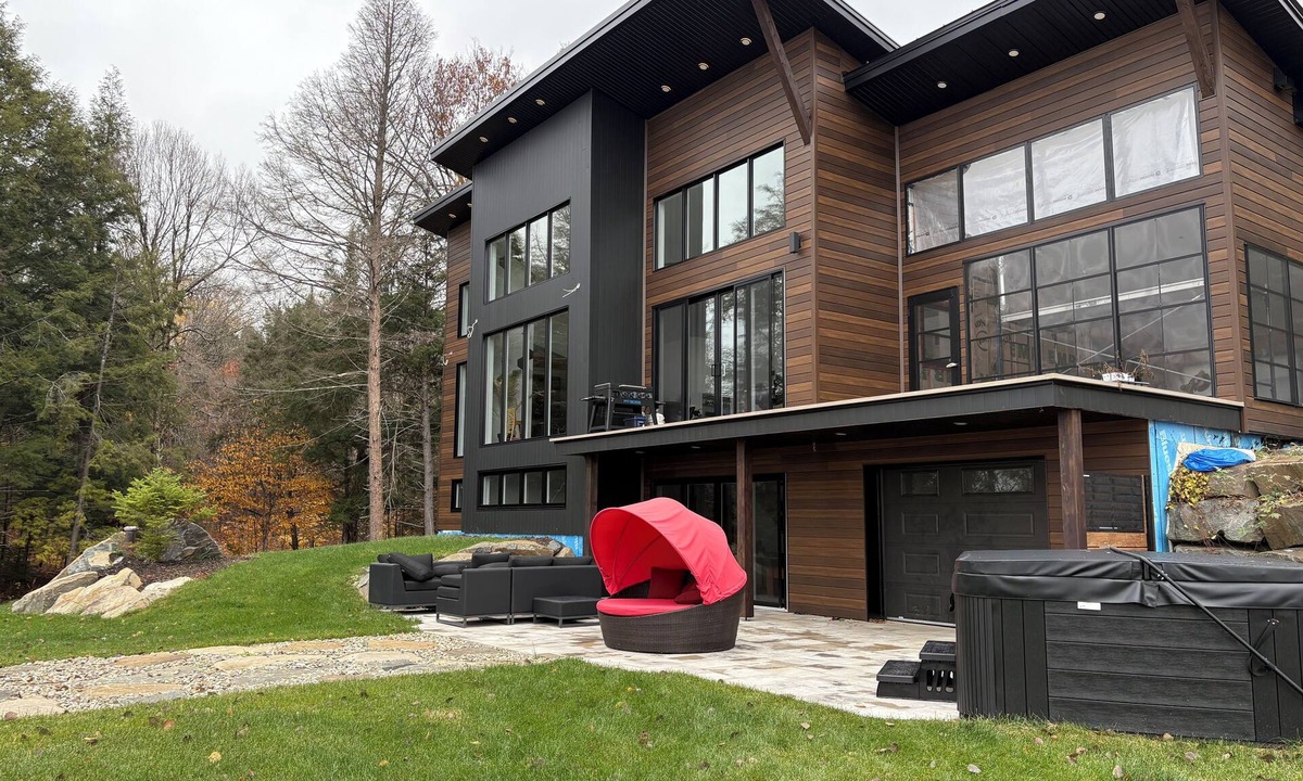 Notre-Dame-du-Laus Ski Chalet | Chalet Alt-eau at the water's edge