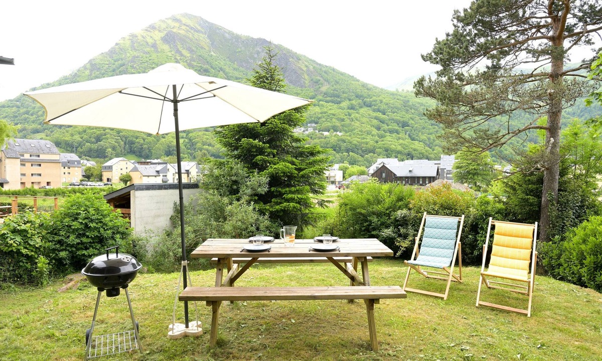 Saint-Lary-Soulan Ski Chalet | Chalet 'Appartement Les Isards' with Mountain View, Wi-Fi and Air Conditioning