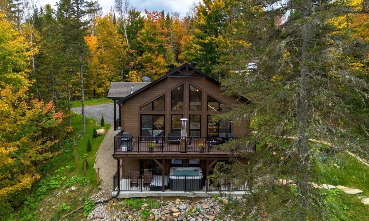 Sainte-Beatrix Ski Chalet | Chalet Artemis & Spa | Waterfront