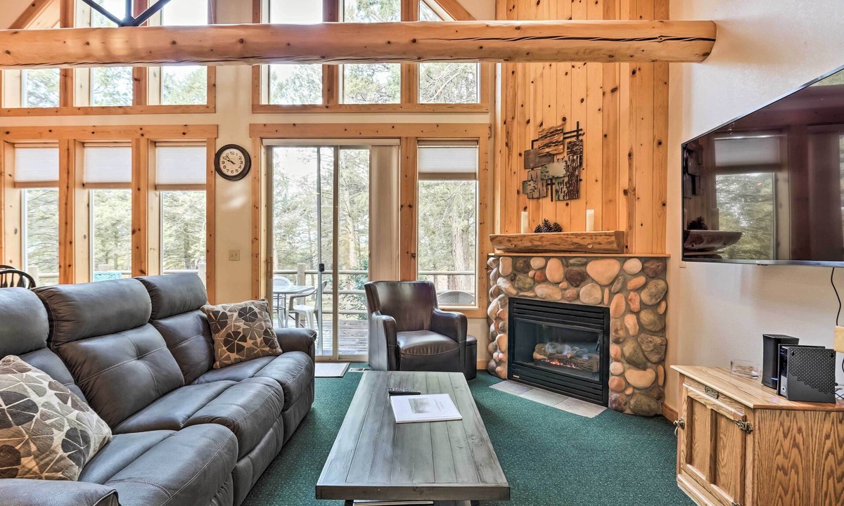 Klamath Falls House | Chalet at Running Y Resort w/Wraparound Deck!