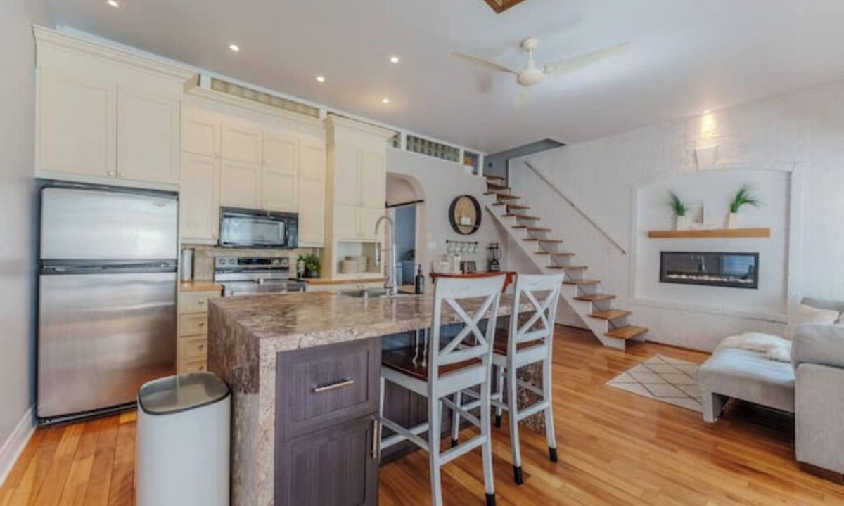 Louiseville Ski Chalet | Chalet Aurora | Waterfront + spa + fireplace