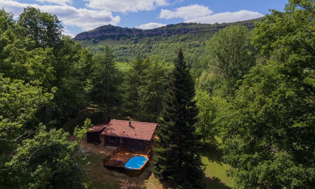 Saint-Antonin Noble Val Ski Chalet | Chalet by the river with wooded park & heated swimming pool in St Antonin Noble Val, France