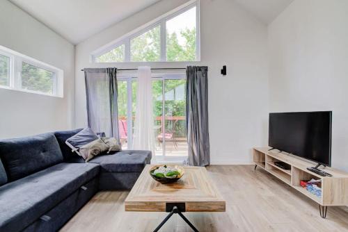 Pont-Rouge House | Chalet Beaulieu - Spa - Piscine - Sauna - Billard