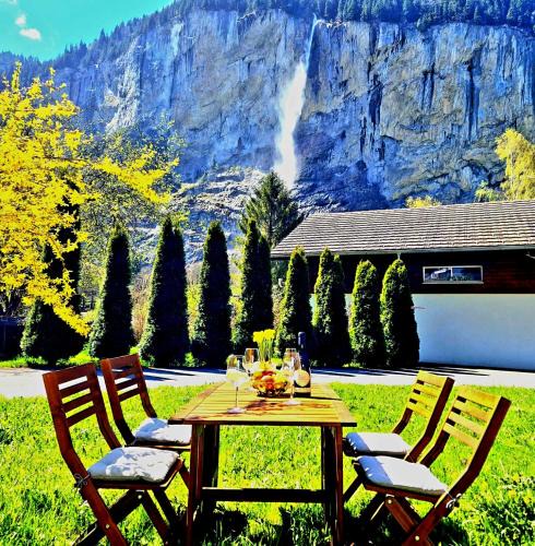 Lauterbrunnen Apartment | Chalet Bellevue Beautiful Waterfall view private Garden & free parking