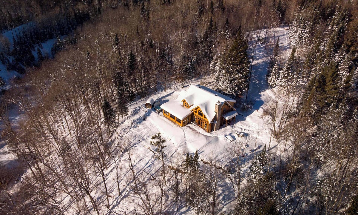 Fiddler Lake Resort Ski Chalet | Chalet Black Eagle on Fiddler Lake (lakefront) with Hot Tub and Sauna