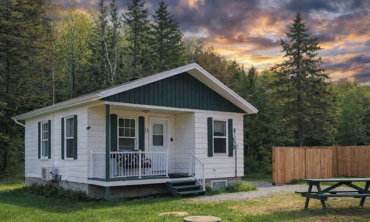 Saint-Tite-des-Caps Ski Chalet | Chalet Boho - Charlevoix, Spa, Firepit and BBQ