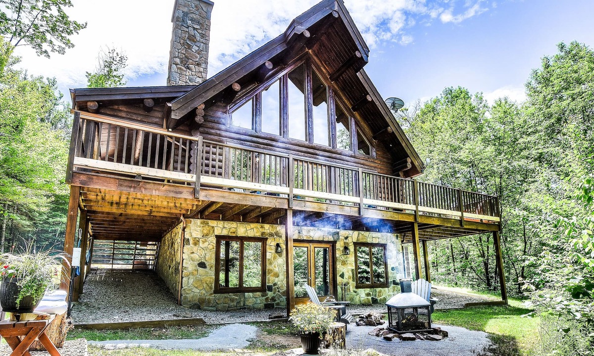 Labelle Ski Chalet | Chalet Boreal - Private Hot Tub, Lake, Kayaks, Pool Table, Incredible Retreat!