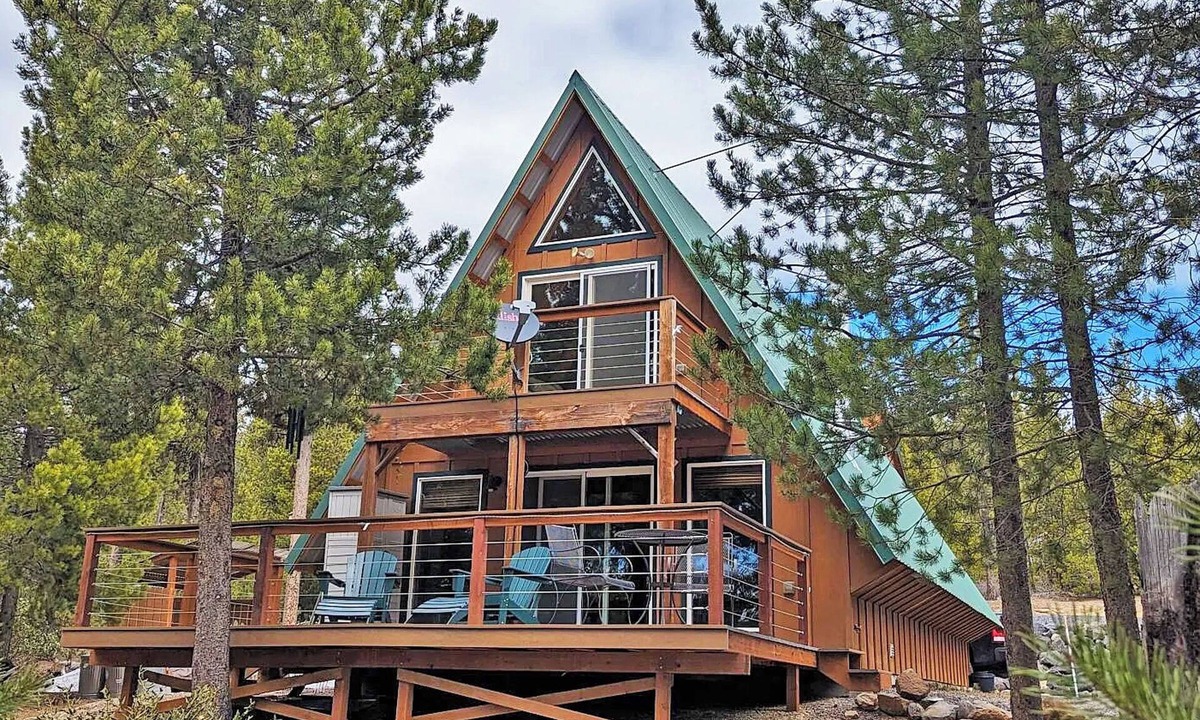 Crescent Ski Chalet | Chalet Cabin in Cascades Wonderland near Crater Lake w/EV Charger & Fast Wi-fi