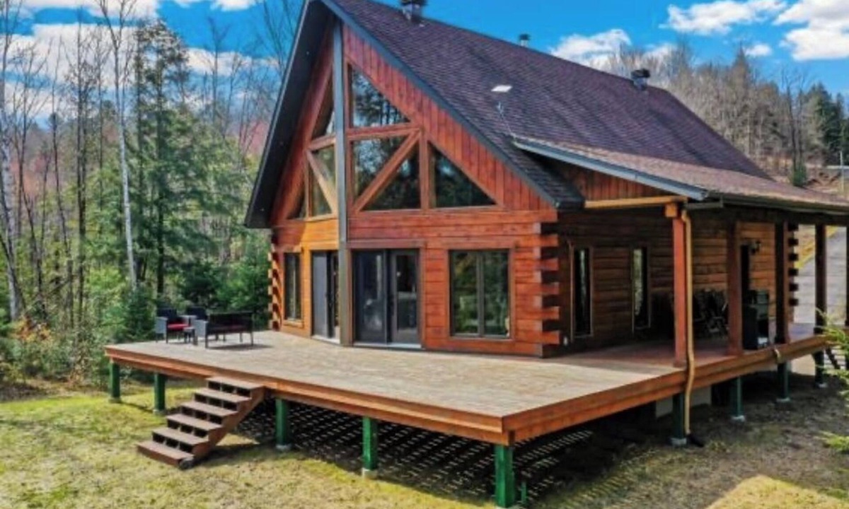 Pointe-au-Chene Ski Chalet | Chalet Lakehouse dreamy and private by the beautiful lake. Close to Montreal