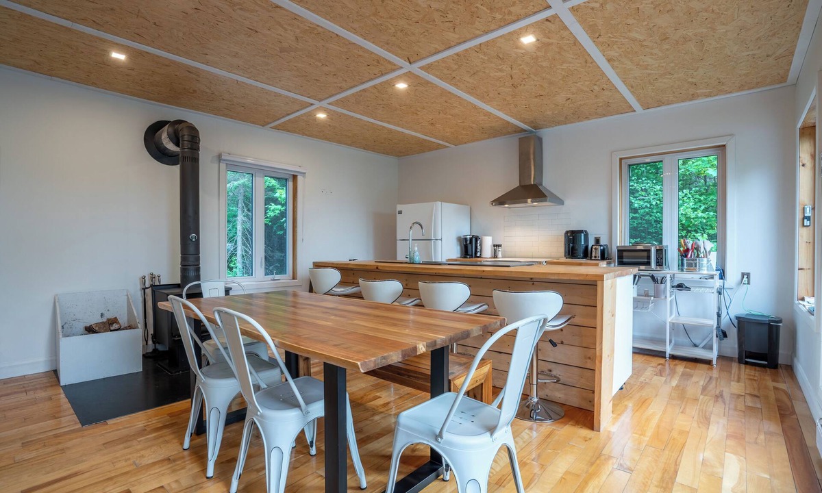 Notre-Dame-de-Montauban Ski Chalet | Chalet Playground - Spa, Playroom & Outdoor Activities