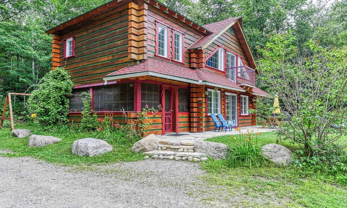 Saint-Alexis-des-Monts Cottage | Chalet LeSuisse-Beautiful Mountain Views, Spa, Nature