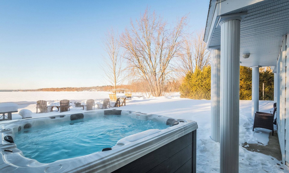 Saint-Andre-d'Argenteuil Ski Chalet | Chalet Blanc/Bord de L'eau/spa/Foyers
