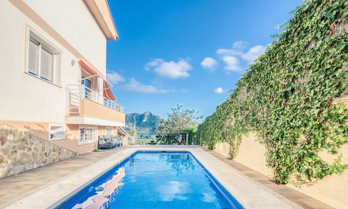 Gandia Ski Chalet | Chalet "Casa Para Disfrutar en Familia" with Pool & Wi-Fi