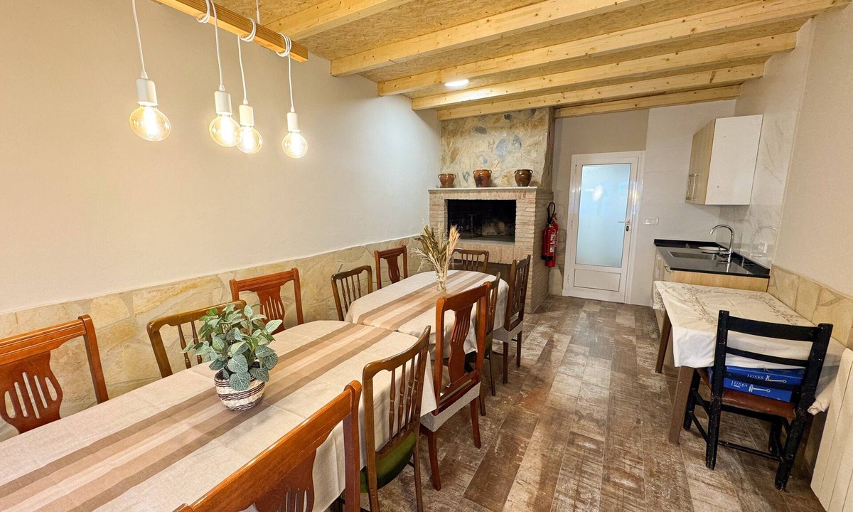 Mainar House | Chalet 'Casa Rural La Abuela' with Mountain Views, Wi-Fi, and Air Conditioning