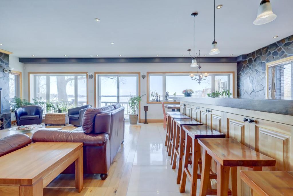 Pincourt Ski Chalet | Chalet Chaleureux Sur Le Bord De Leau Naviguable