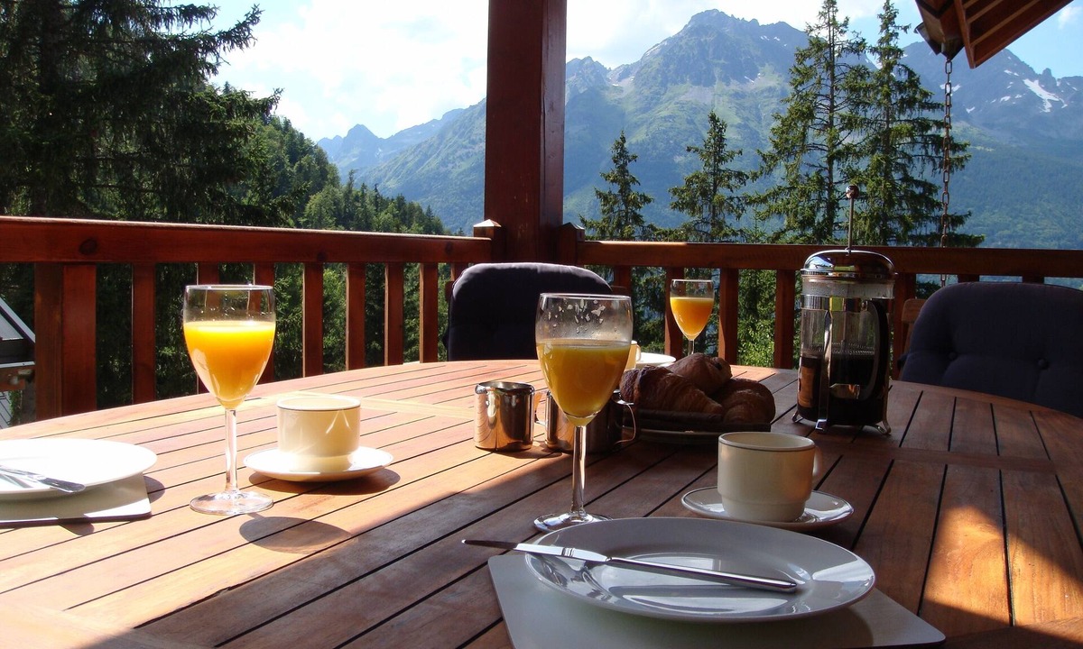 Oz-en-Oisans Ski Chalet | Chalet Clementine offers skiing luxury in Oz en Oisans part of Alpe d'Huez area.