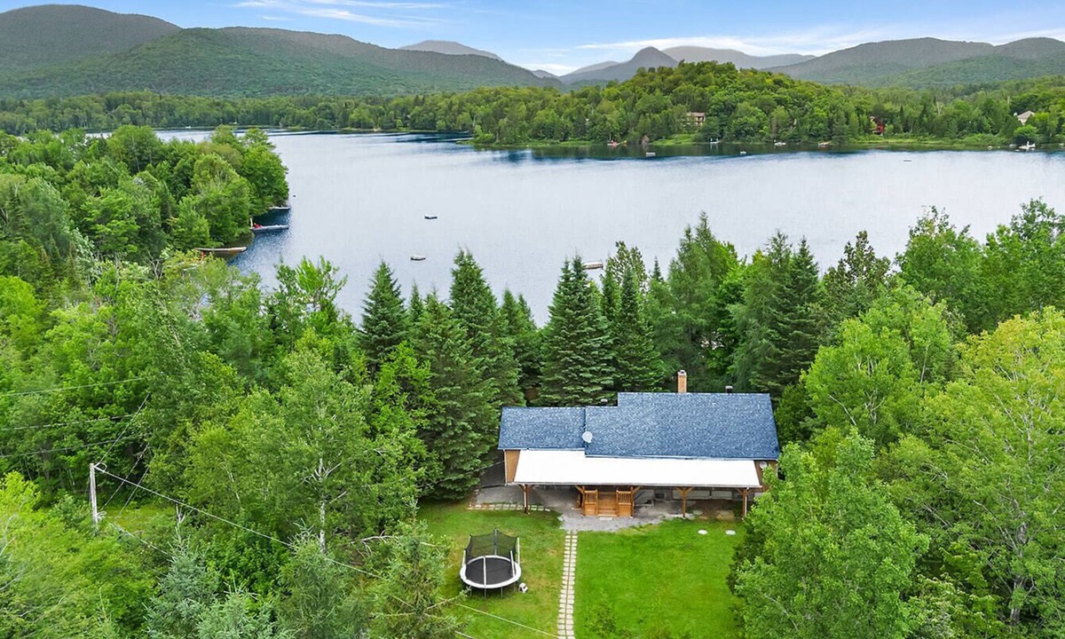 Lac-Superieur Ski Chalet | Chalet Crepuscule - lovely large waterfront chalet: SPA, pool & foosball tables