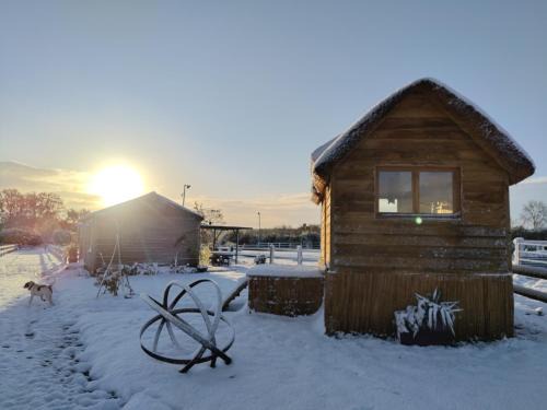 Saint-Germain-d'Aunay Resort | Chalet David Hockney