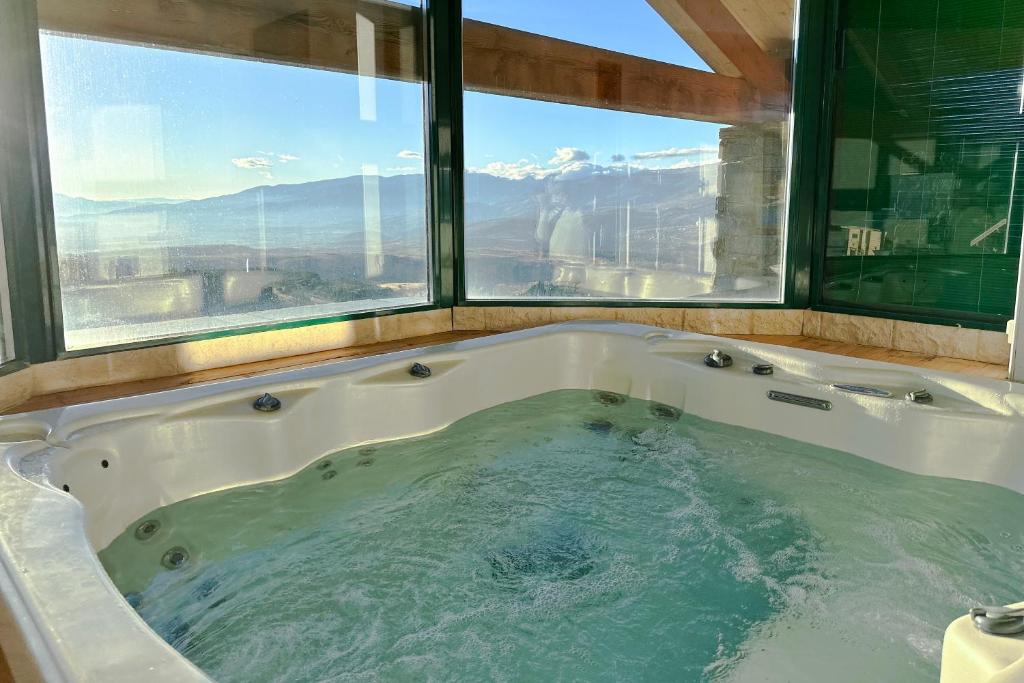 Eyne 2600 Ski Chalet | CHALET DE LA COULEE - Chalet de grand standing avec spa offrant une vue sur la vallée