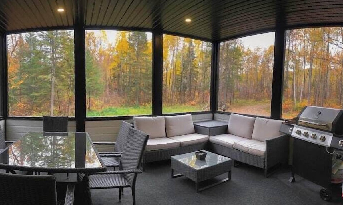 La Tuque Ski Chalet | Chalet de La Falaise at the water's edge!