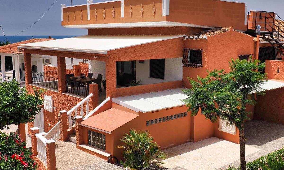 Isla Plana Ski Chalet | Chalet de Lujocasa Terracota con Piscina, 3 Cocinas, 6 Habitaciones y 6 Baños