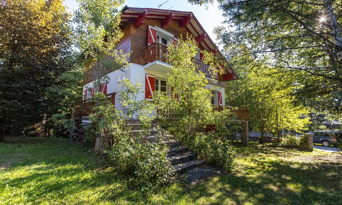Superbolquere House | Chalet des Melezes - Four Bedroom House, Sleeps 9