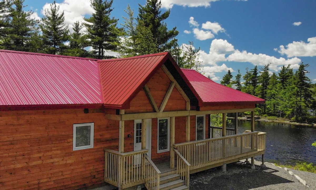 Queens House | Chalet directly on the lake, central storage, incl. access to private island