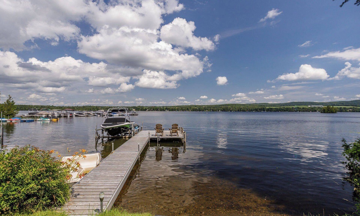 Magog Ski Chalet | Chalet directly on the shores of magnificent Lake Lovering