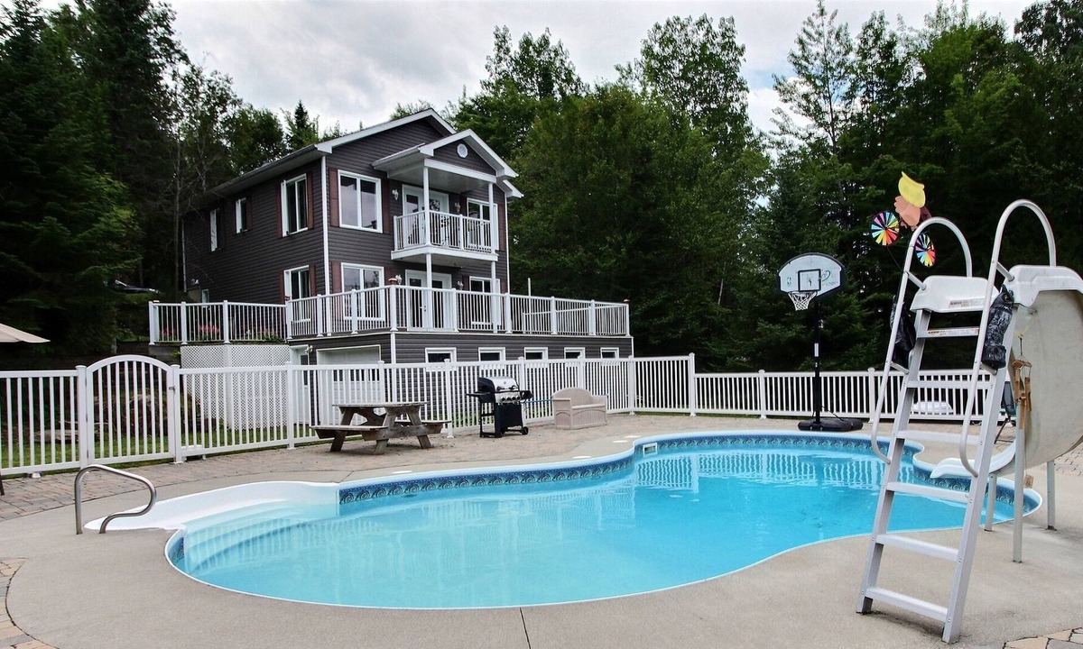 Temiscouata Regional County Municipality Ski Chalet | Chalet Domedani Cabin sur le lac