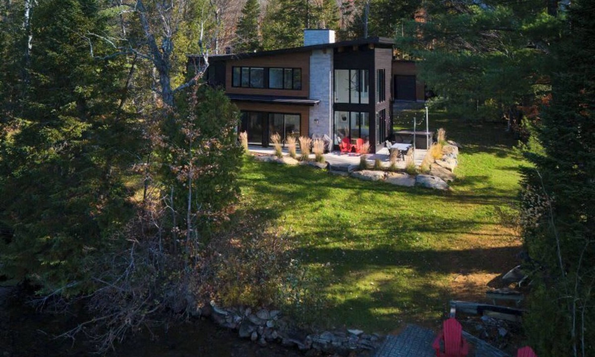Saint-Jean-des-Piles Ski Chalet | Chalet du Barrage Lakefront & Private Dock