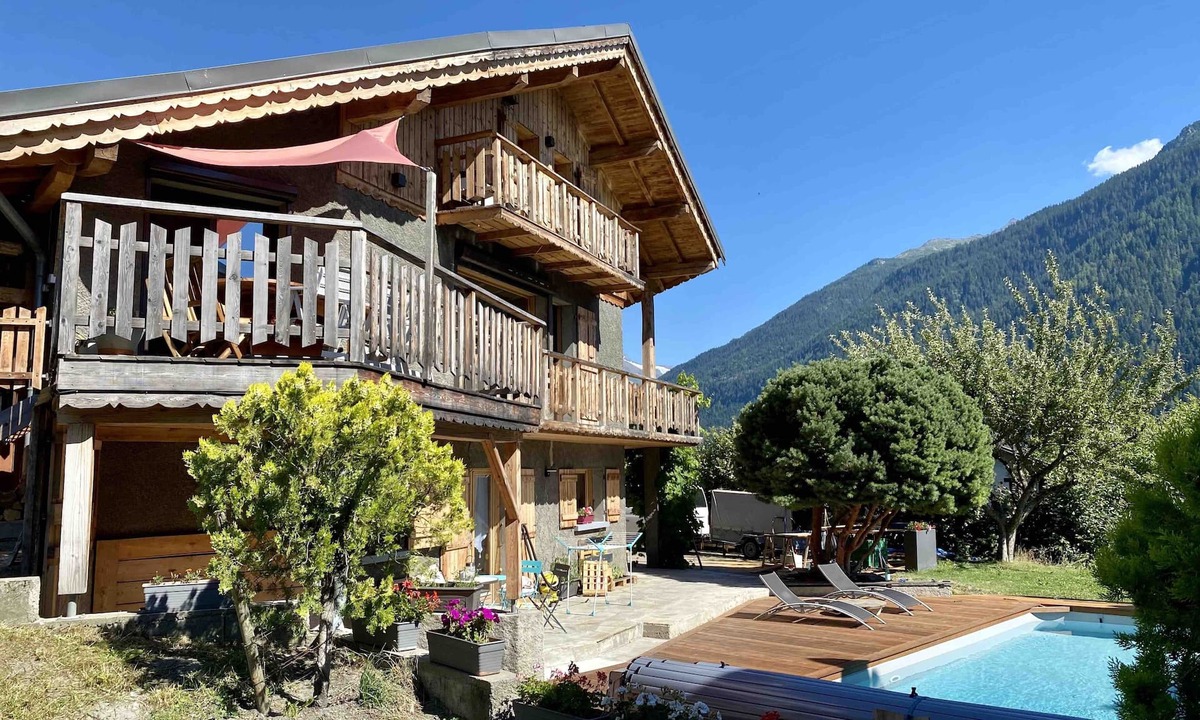 Seez Ski Chalet | Chalet du chat - sleeps 10, fireplace, jacuzzi, pool, parking