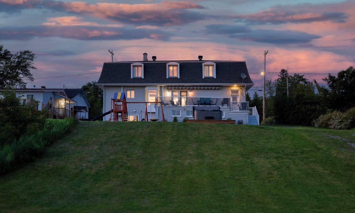 Pohenegamook Ski Chalet | Chalet du Rivage | Lakefront, Spa & Pets