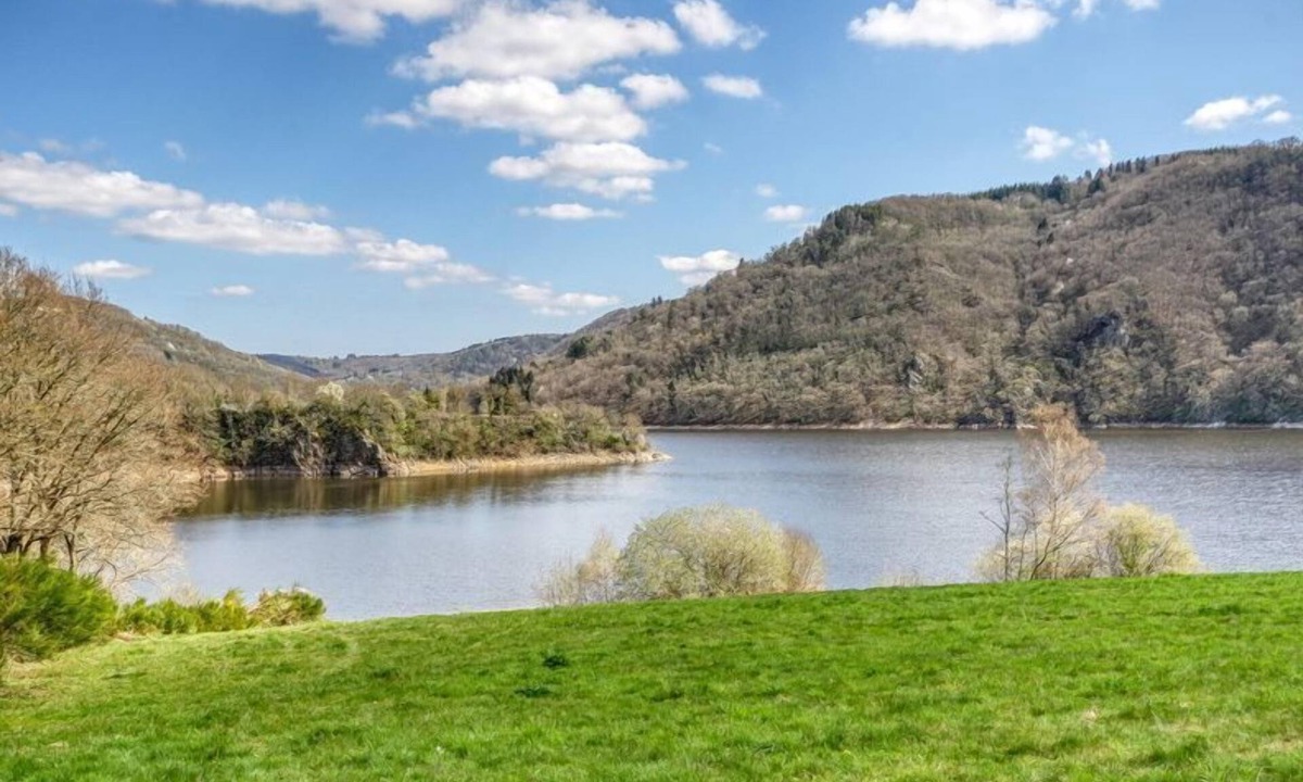 Saint-Jacques-d'Ambur Ski Chalet | Chalet en pleine nature ! Balcon + vue sur le lac