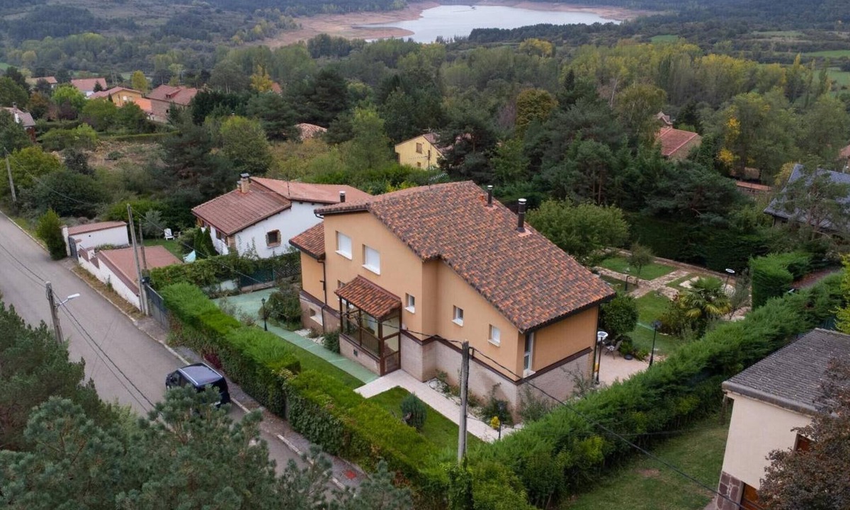 El Rasillo de Cameros Ski Chalet | Chalet 'El Cerezo Rojo' with Lake View, Wi-Fi and Air Conditioning