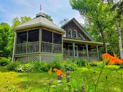 Notre-Dame-de-Montauban Ski Chalet | Chalet en Bois Rond au bord de l'eau - spa privé & billard - Mauricie, Portneuf - Québec