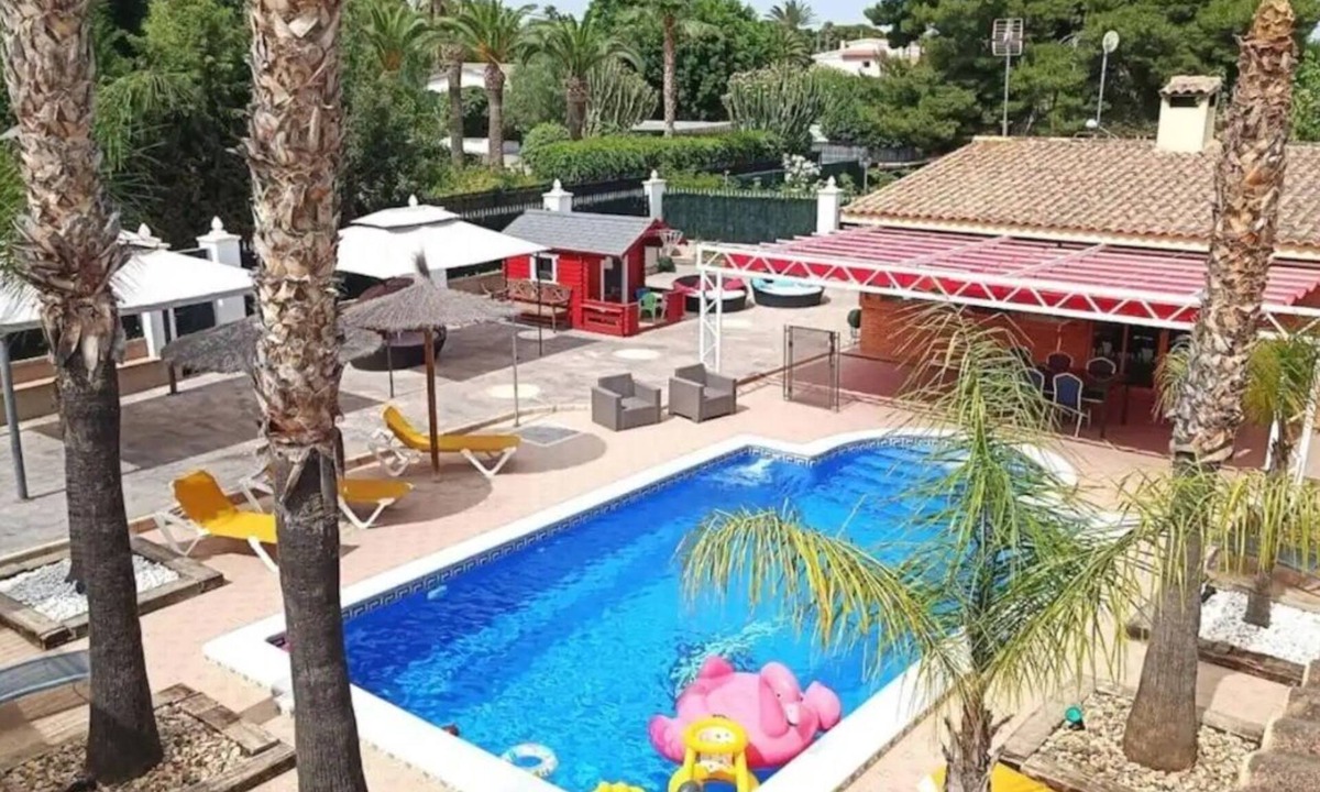 Elche Ski Chalet | CHALET ELCHE, WIFI, FENCED SWIMMING POOL AND BARBEQUE