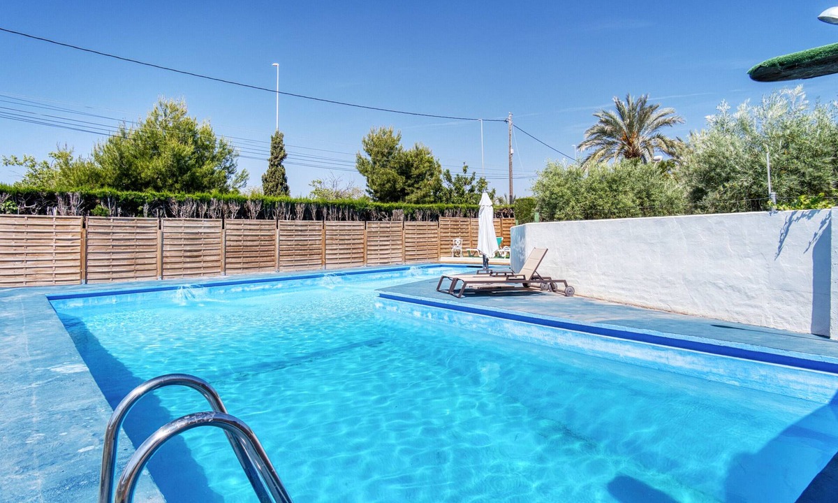 San Vicente del Raspeig Ski Chalet | Chalet 'Casa Dakota' with private pool, private terrace and Wi-Fi