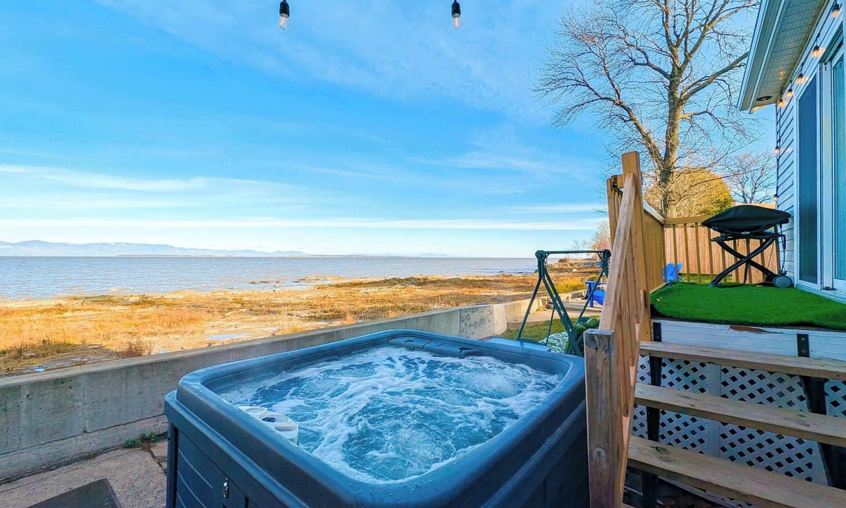 Cap-Saint-Ignace Ski Chalet | Chalet for 6 people - Waterfront | Spa | Fireplace |