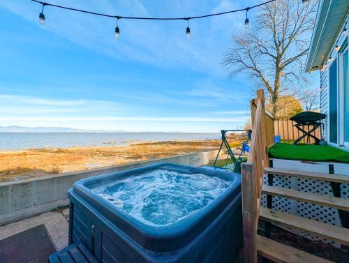 Cap-Saint-Ignace Ski Chalet | Chalet for 6 people - Waterfront - Spa - Fireplace