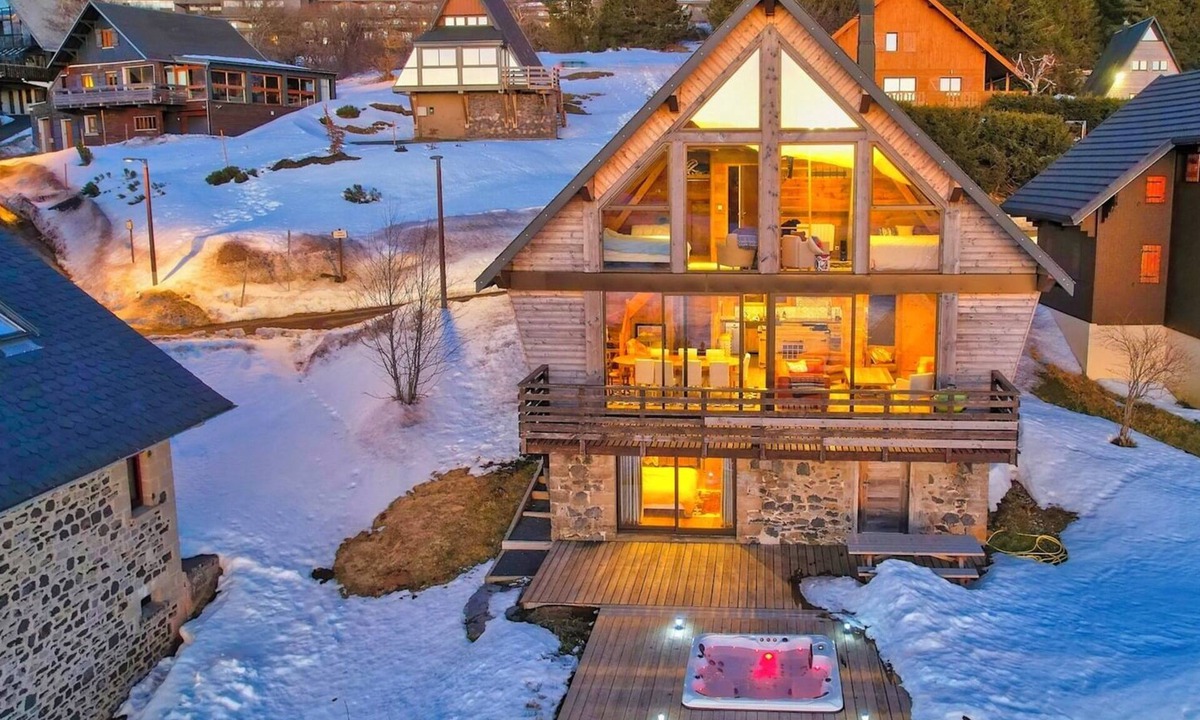 Besse-et-Saint-Anastaise Ski Chalet | Chalet l'Anorak Super Besse, swim spa, 12?pers, 4 bedrooms, Sancy view