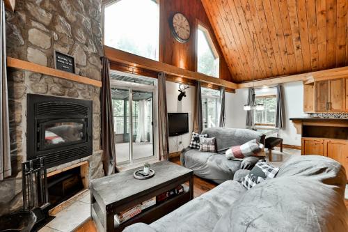 Chertsey Ski Chalet | Chalet Gordon - Log Cabin Hot Tub & Lake Access