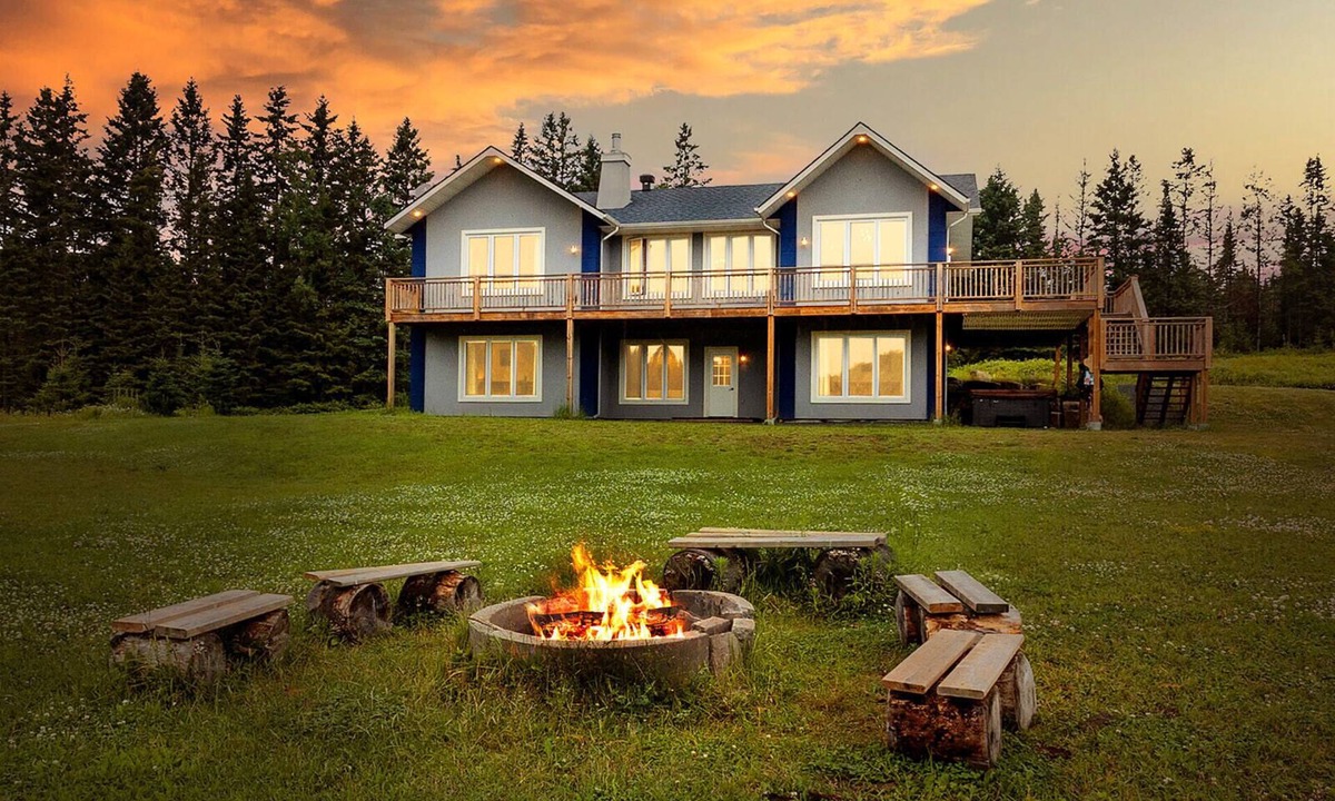 Val-des-Lacs House | Chalet Harmony - large exclusive waterfront cottage with SPA and pool table