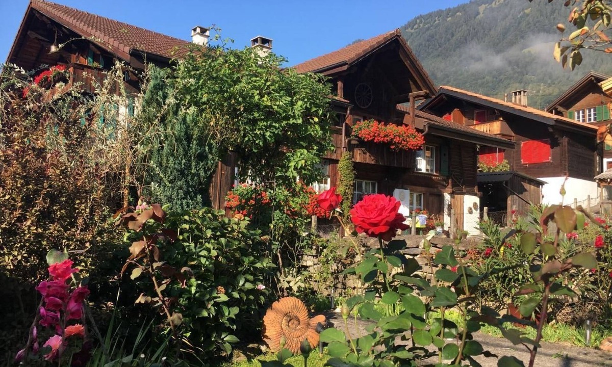 Ringgenberg House | Chalet-Hausteil mit Garten im Dorfkern by Interhome