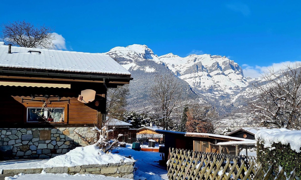 Leuk Apartment | Chalet house (large walnut tree at the entrance)