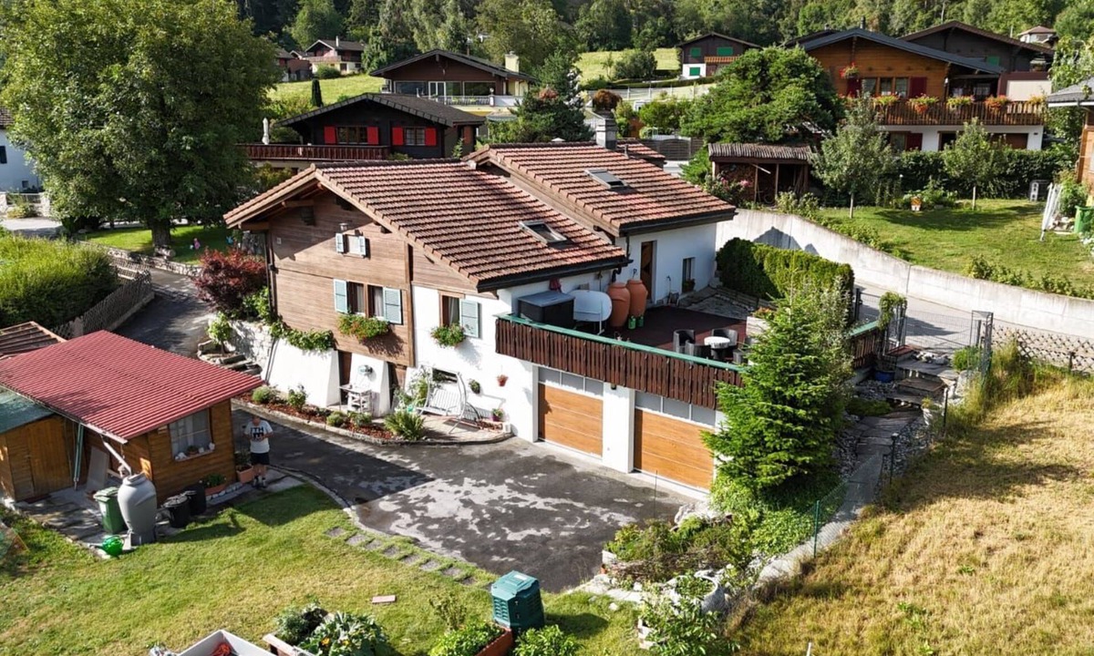 Leuk Apartment | Chalet house (large walnut tree at the entrance)