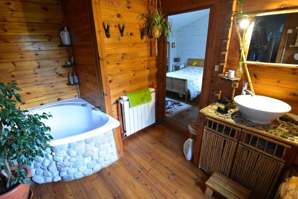 Saint-Andeol-de-Vals Ski Chalet | Chalet Instant Spa en montagne