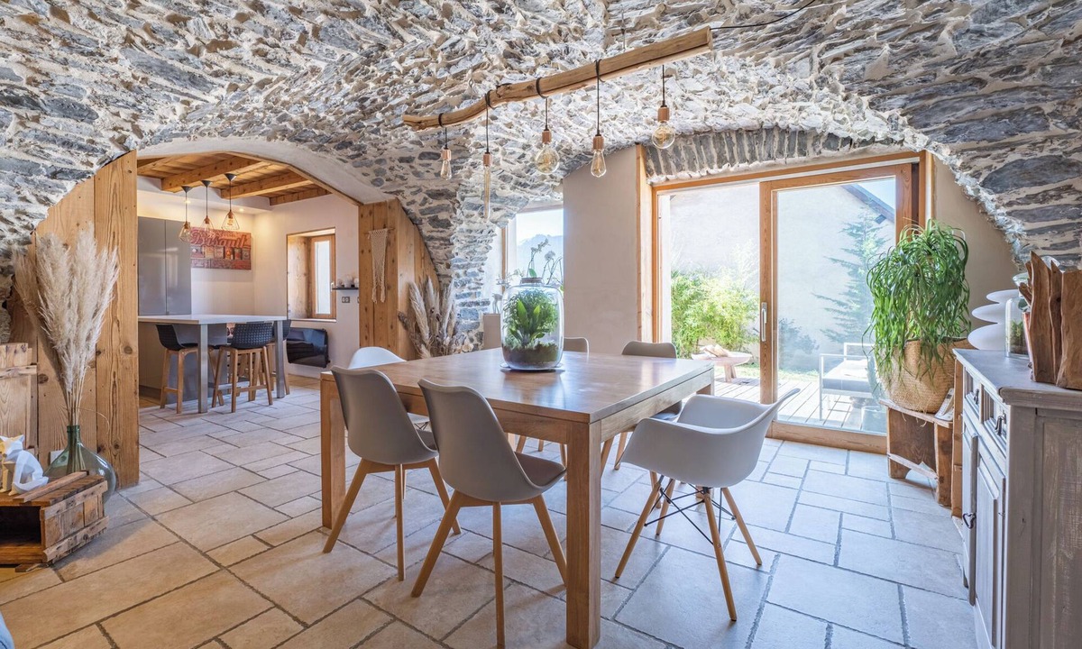 Huez-en-Oisans Ski Chalet | Chalet l'Oisans Bleu Huez Village at the foot of the slopes