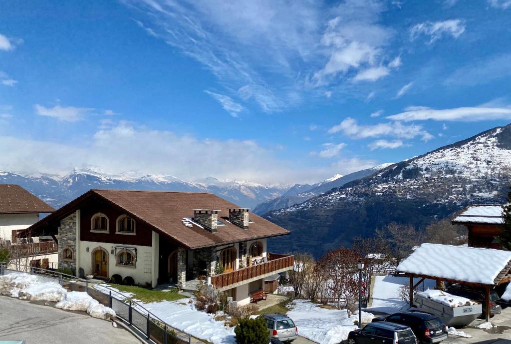 Saint-Pierre-de-Clages Apartment | Chalet la Tulipe, mountain view, Terrace, BBQ