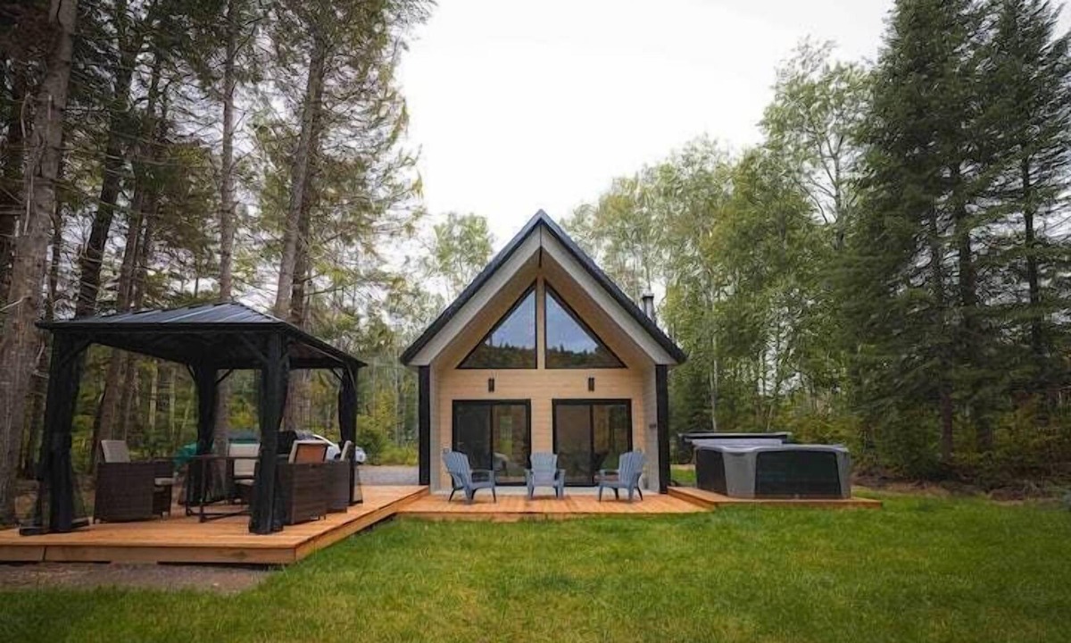 La Tuque Ski Chalet | Chalet Le Bébé Falaise, waterfront!